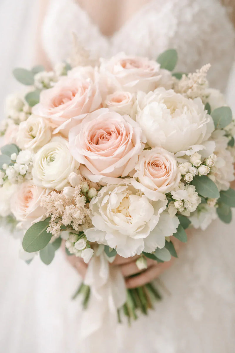 Fleurs mariage luxe : variétés, tendances et budget pour une décoration d'exception (2026)
