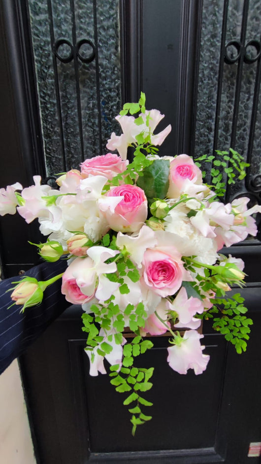 Bouquet de fleur composé de Roses Pierre de Ronsard, Pois de senteurs par Rouge Pivoine Fleuriste caen 