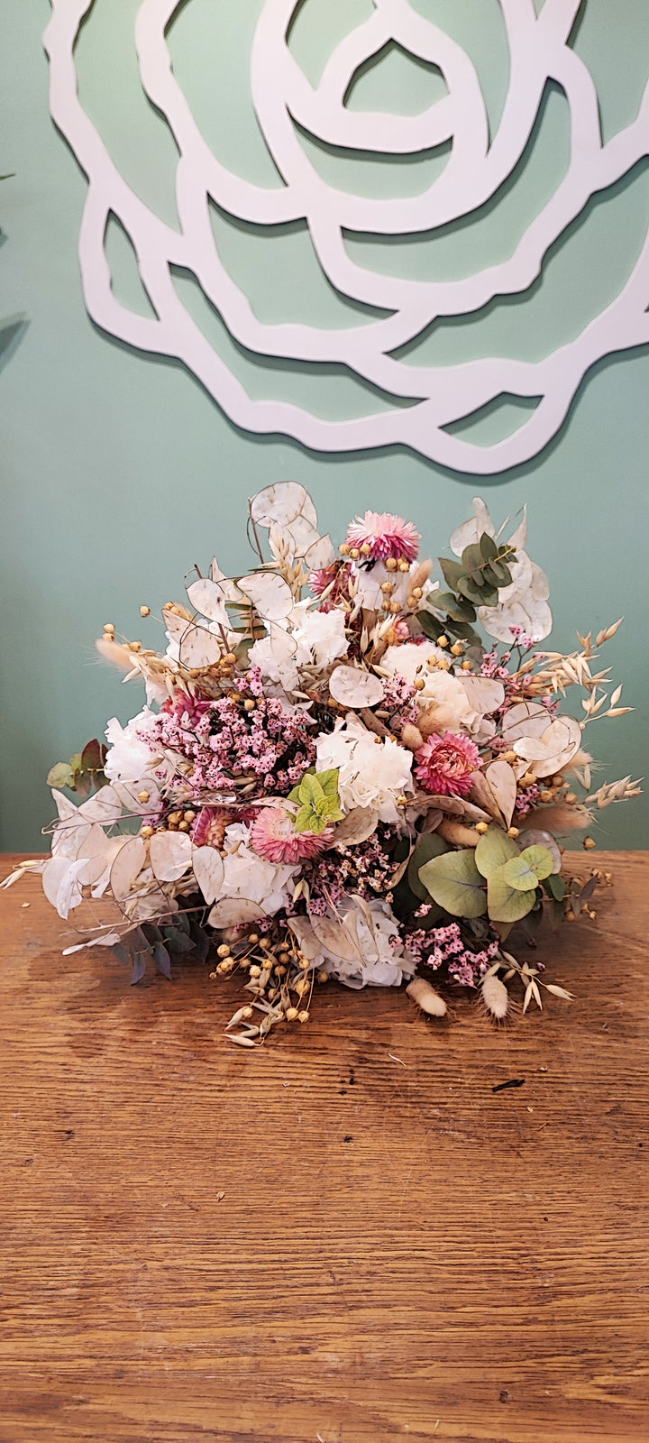 Bouquet rond de fleurs champêtres et seches par Rouge Pivoine Fleuriste Caen spécialiste Mariage