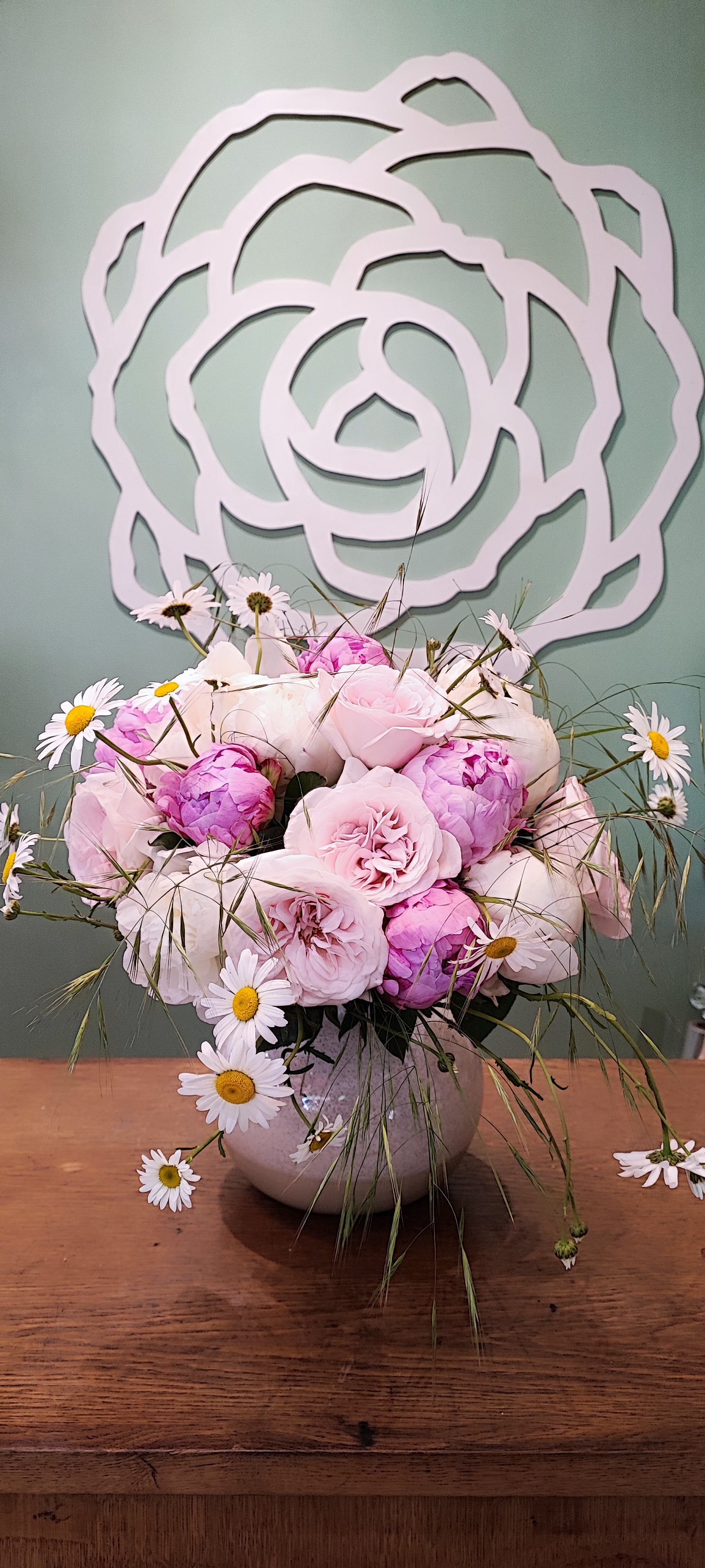 Un bouquet de pivoine et de fleurs champêtres réalisé par Rouge Pivoine Fleuriste Caen spécialiste Mariage