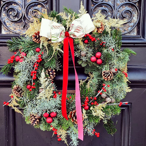 Couronne de Noël artisanale de Rouge Pivoine, Fleuriste à Céans 