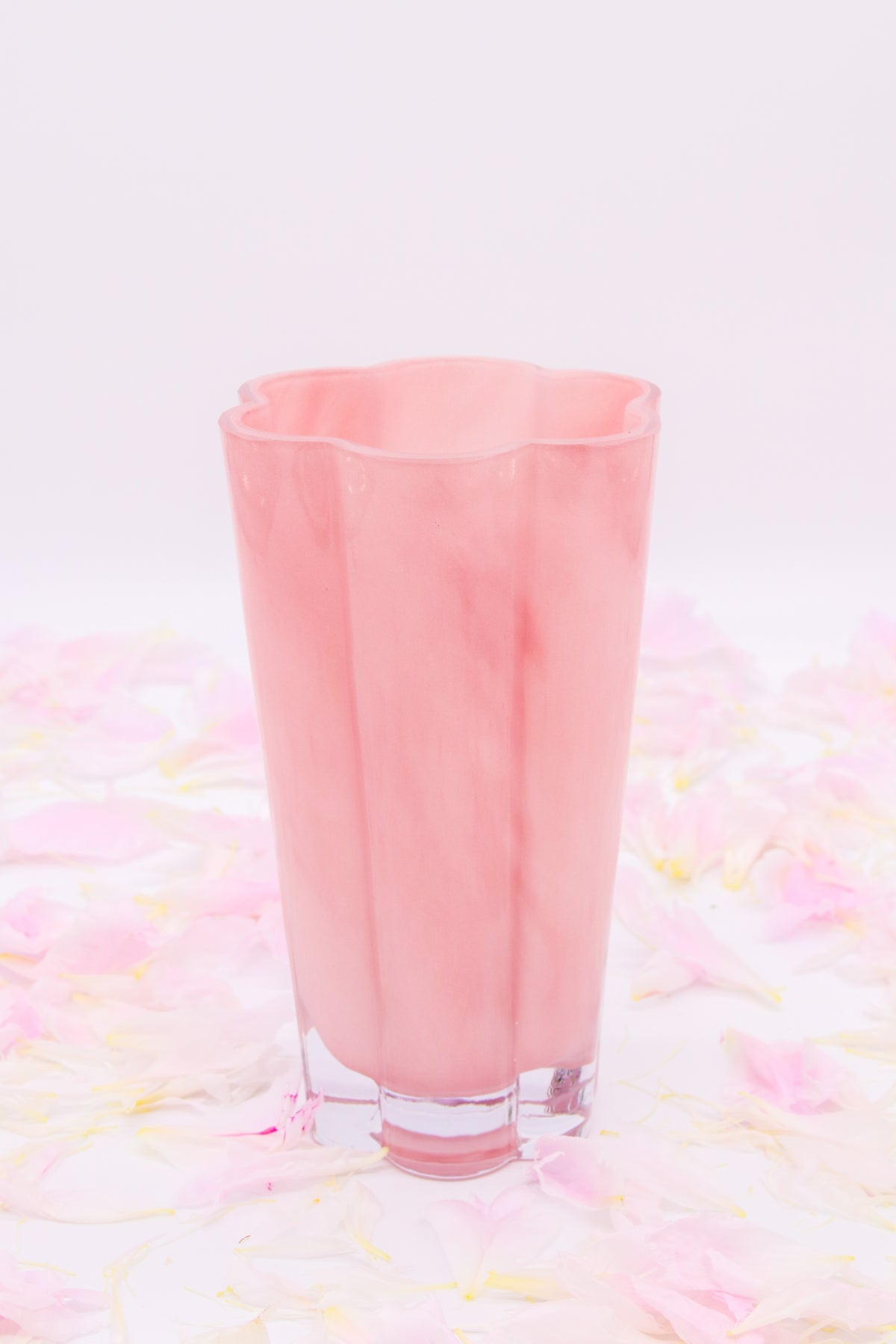 Vase Larissa rose seul, à larges reliefs verticaux et base en verre transparent.