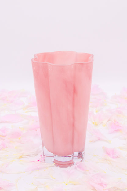 Vase Larissa rose seul, à larges reliefs verticaux et base en verre transparent.