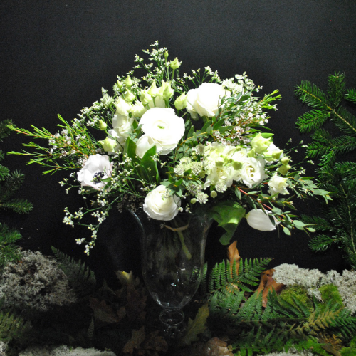 Bouquet de Fleurs Blanches dans un vase réalisé par Rouge Pivoine Fleuriste Caen dans un décor boisé 