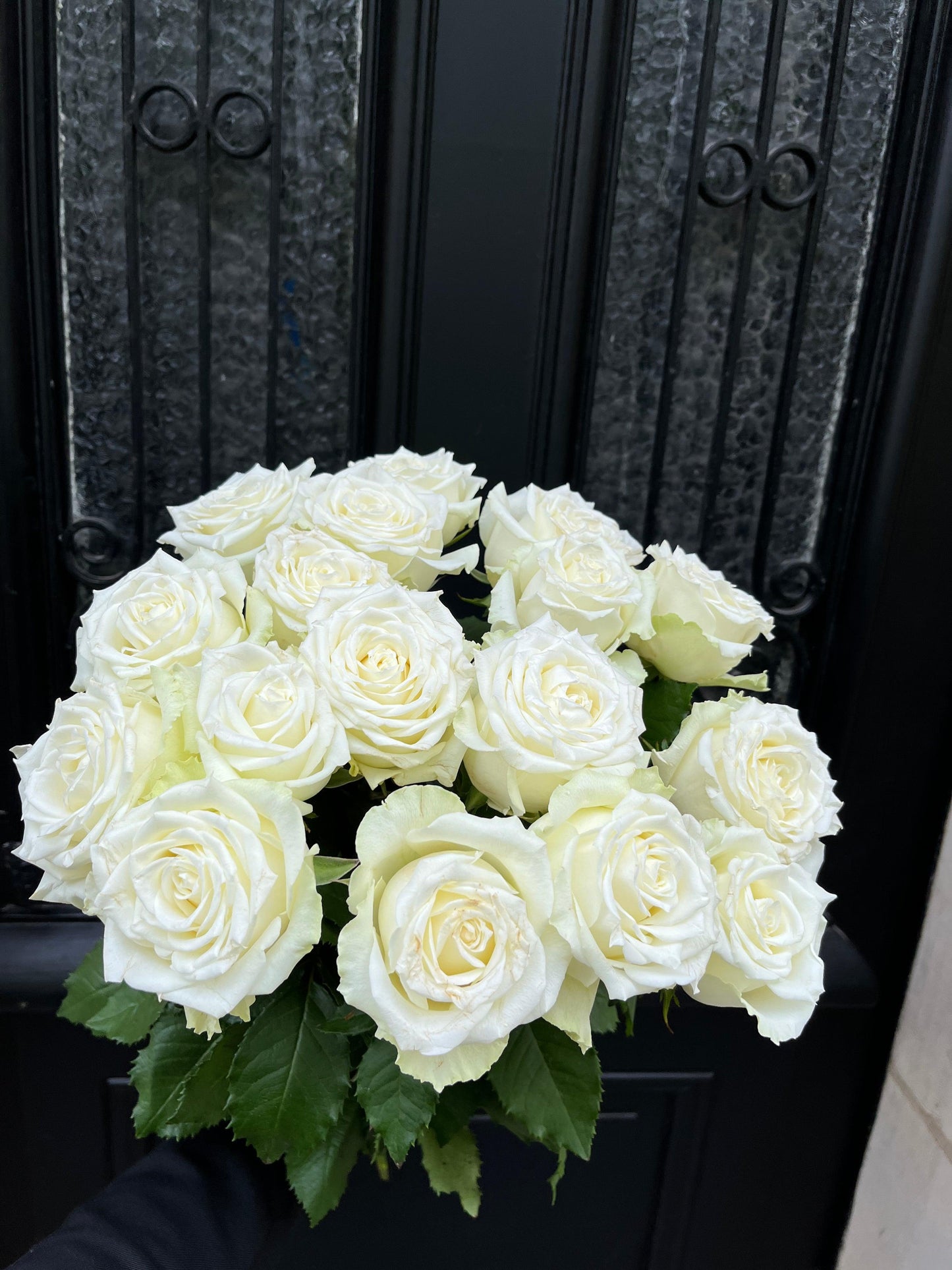 Bouquet "Mes Roses Blanches" de Rouge pivoine Fleuriste Caen