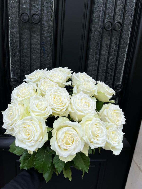 Bouquet "Mes Roses Blanches" de Rouge pivoine Fleuriste Caen