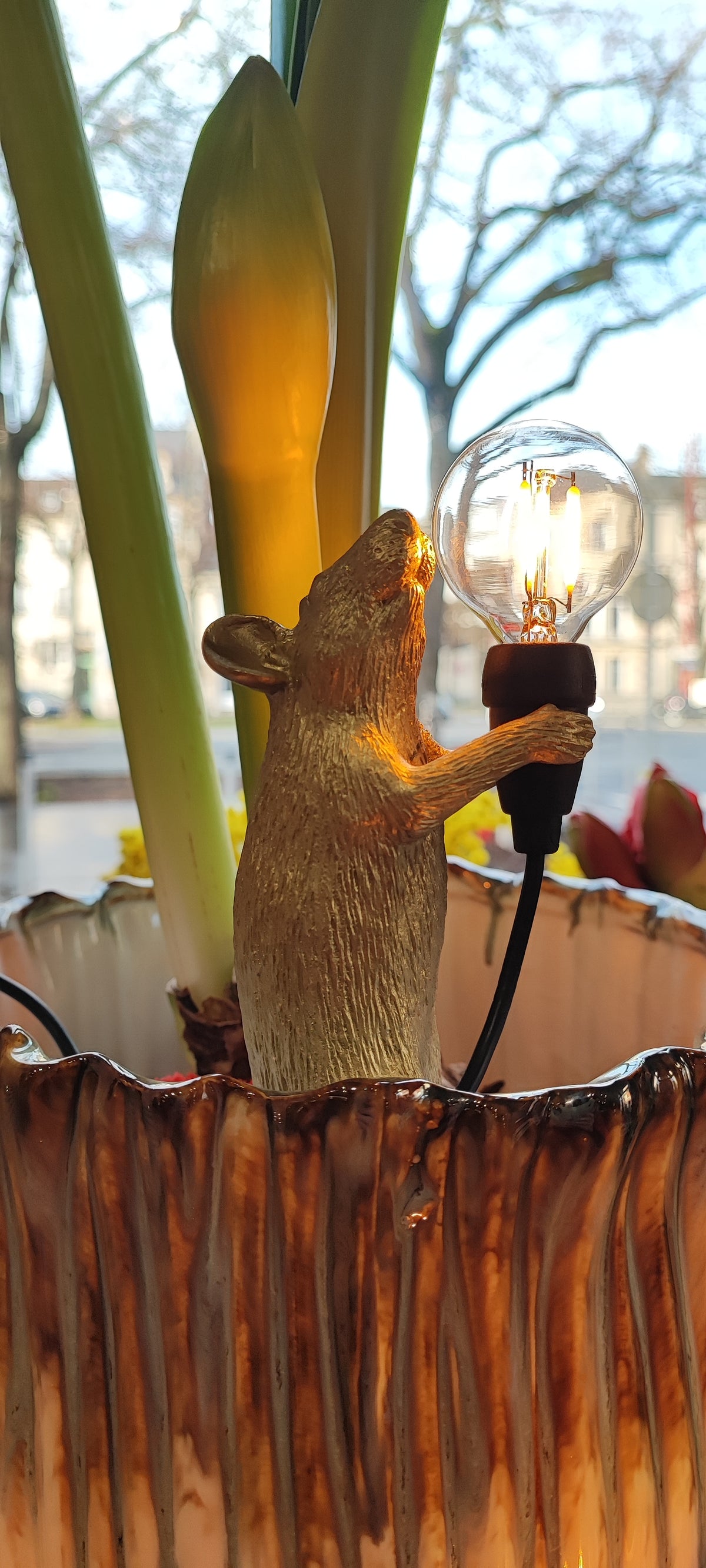 Souris lumineuse Seletti dorée — debout